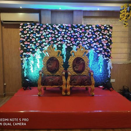 Hotel Comfotel Kolkata Bagian luar foto