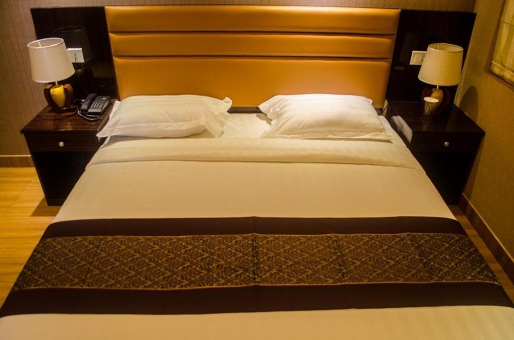 Hotel Comfotel Kolkata Bagian luar foto