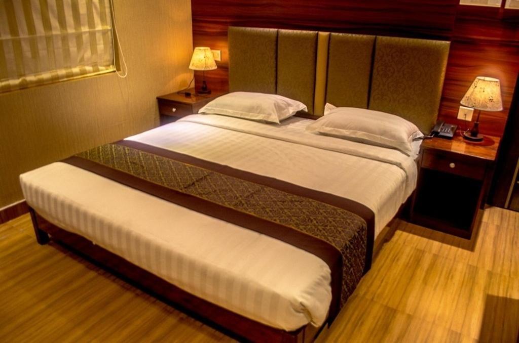 Hotel Comfotel Kolkata Bagian luar foto