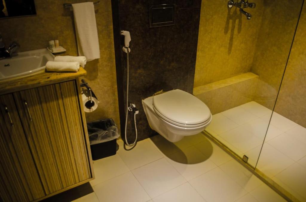 Hotel Comfotel Kolkata Bagian luar foto