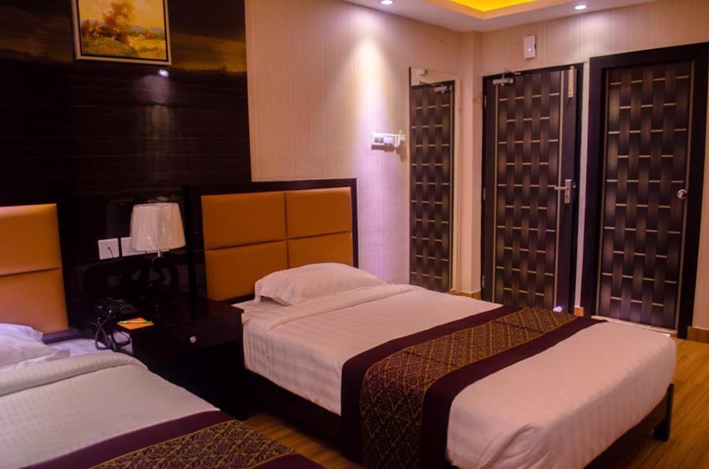 Hotel Comfotel Kolkata Bagian luar foto
