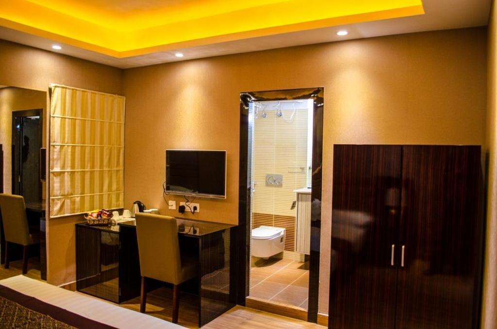 Hotel Comfotel Kolkata Bagian luar foto