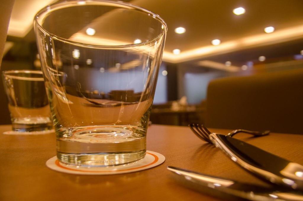 Hotel Comfotel Kolkata Bagian luar foto