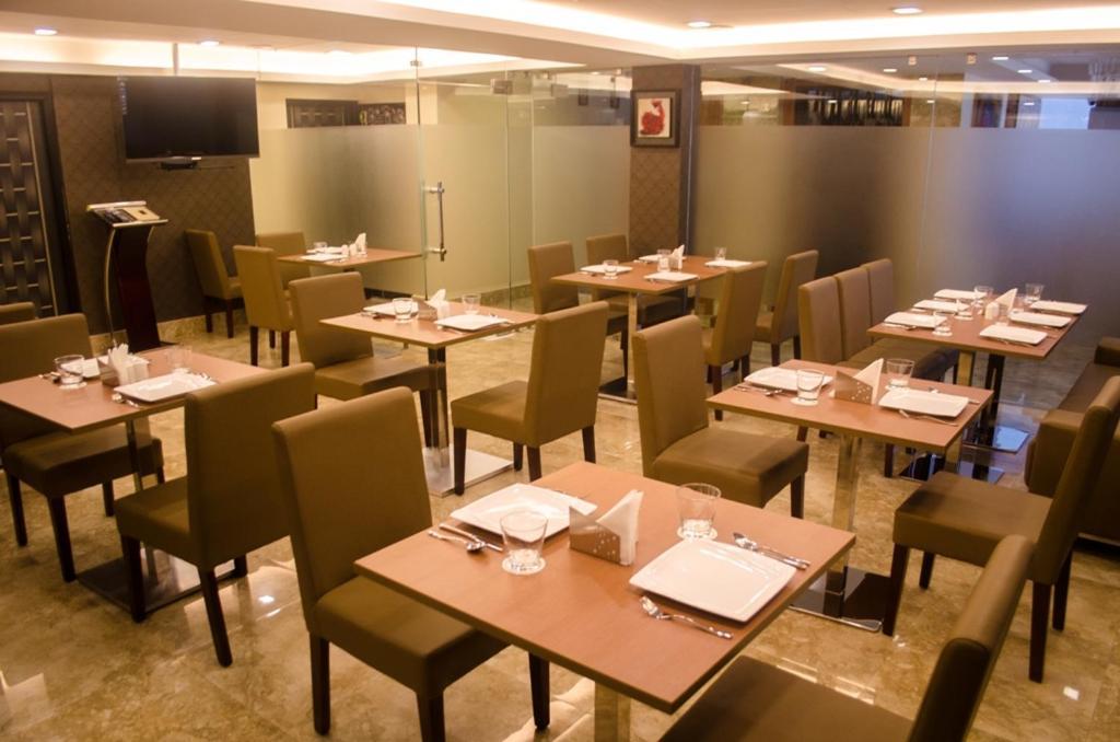 Hotel Comfotel Kolkata Bagian luar foto