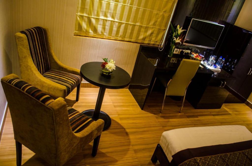 Hotel Comfotel Kolkata Bagian luar foto
