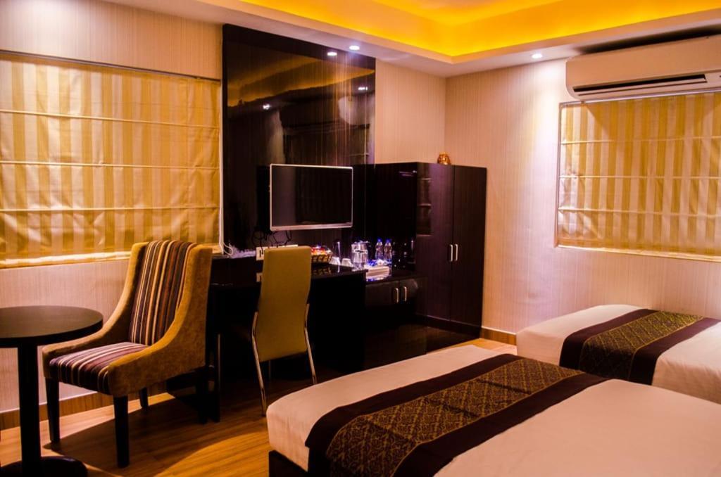 Hotel Comfotel Kolkata Bagian luar foto