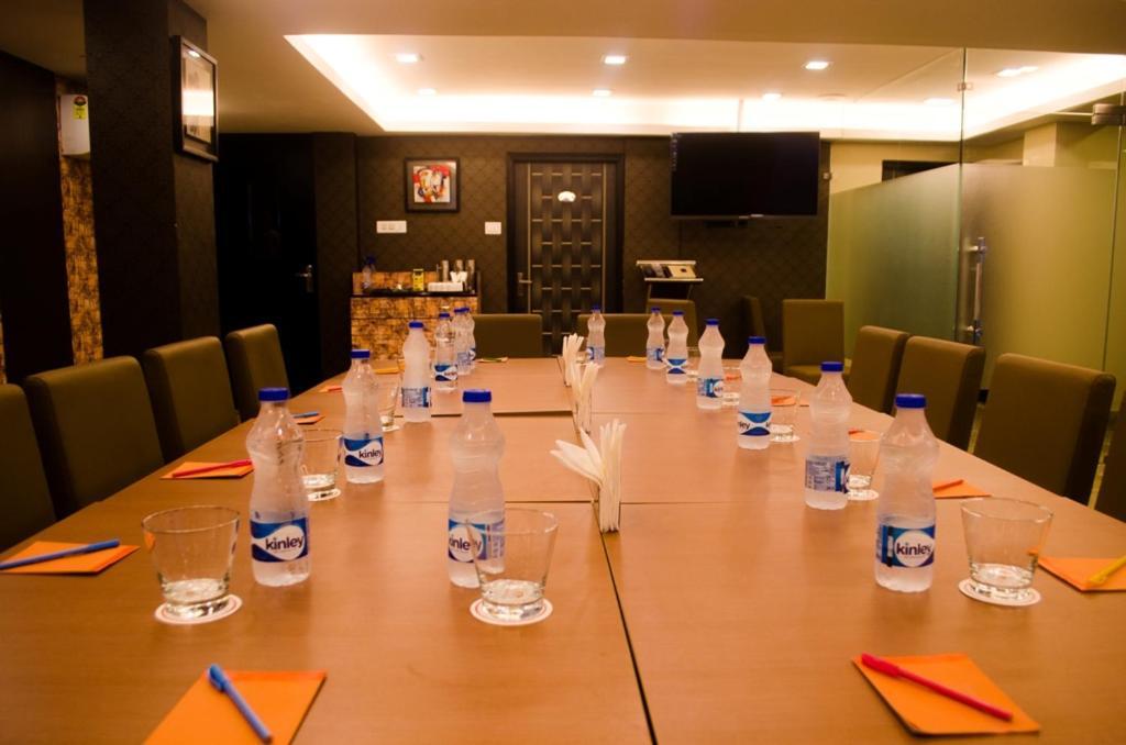 Hotel Comfotel Kolkata Bagian luar foto