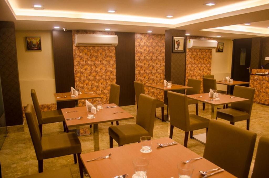 Hotel Comfotel Kolkata Bagian luar foto