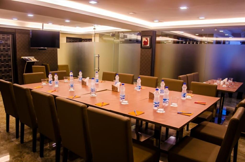 Hotel Comfotel Kolkata Bagian luar foto