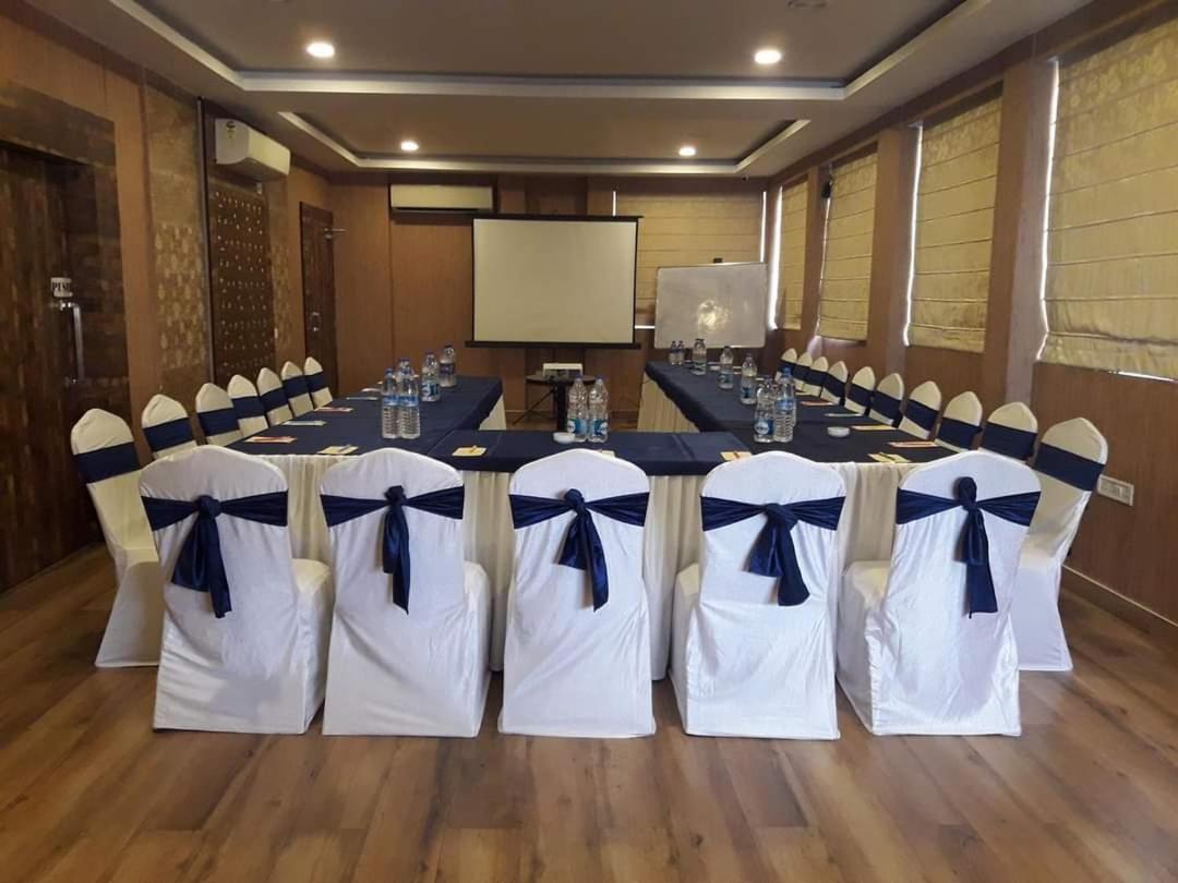 Hotel Comfotel Kolkata Bagian luar foto