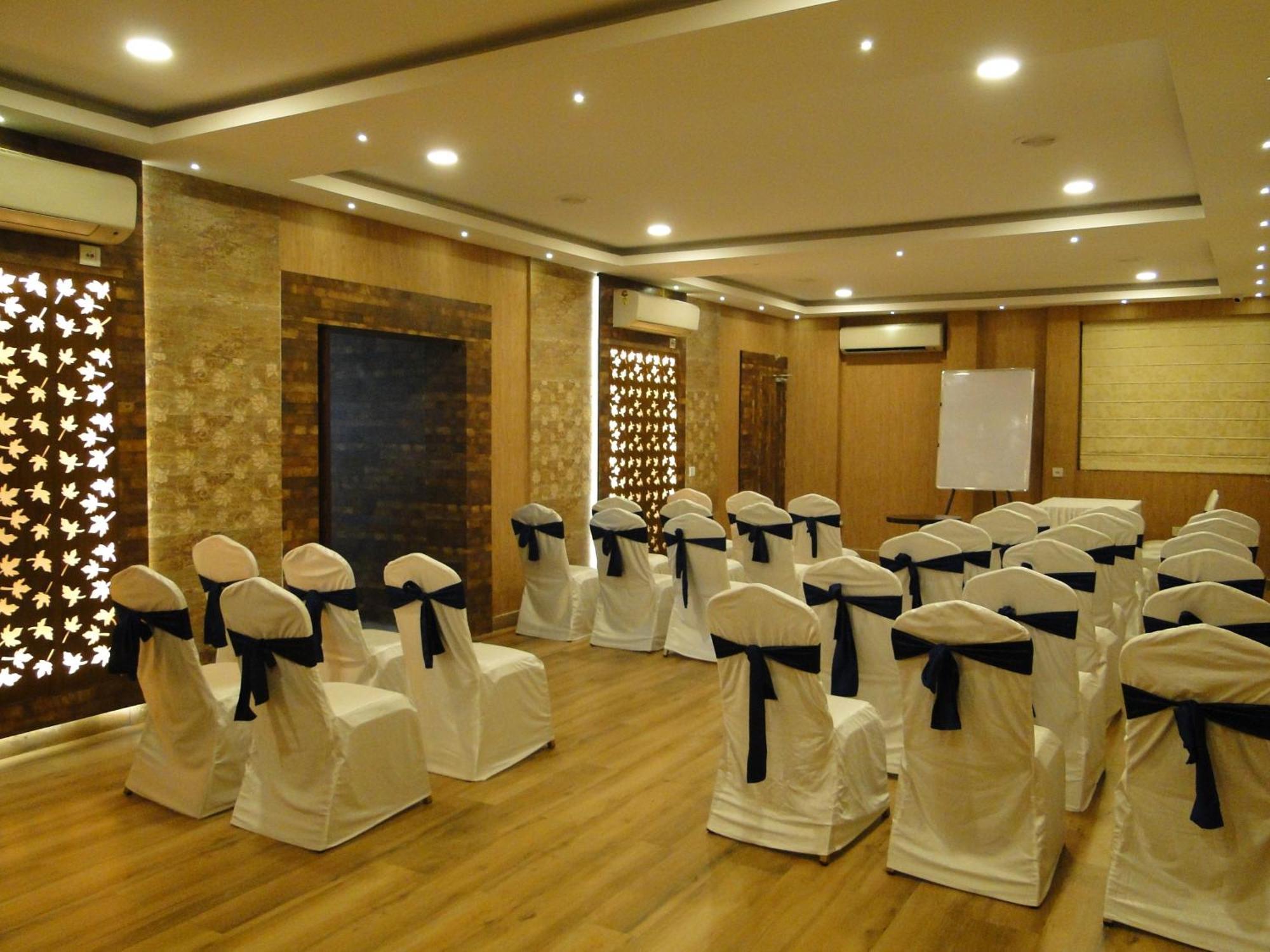Hotel Comfotel Kolkata Bagian luar foto