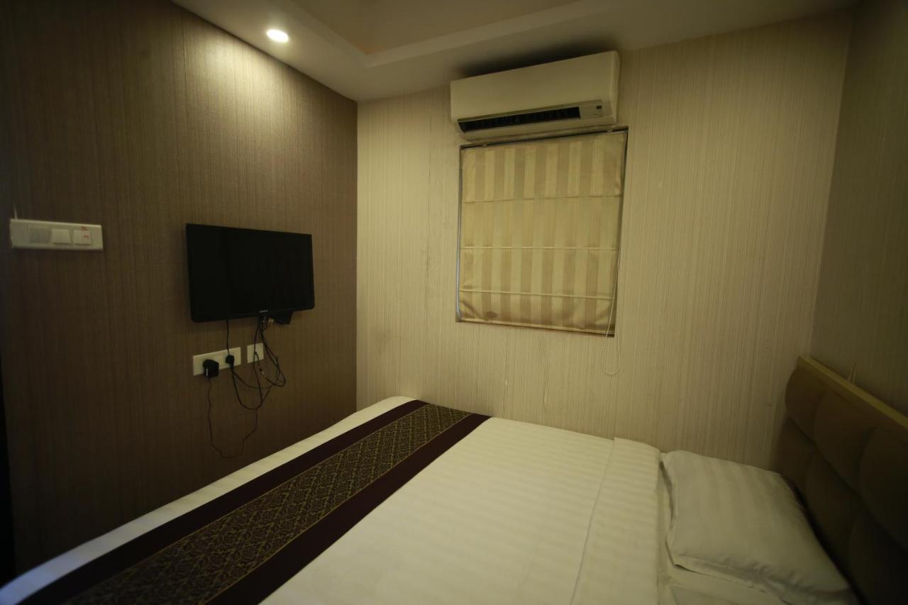 Hotel Comfotel Kolkata Bagian luar foto