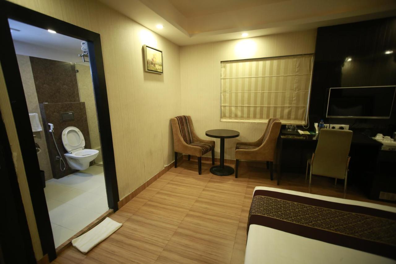 Hotel Comfotel Kolkata Bagian luar foto