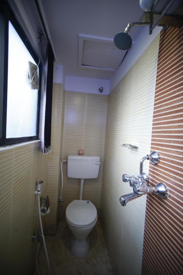 Hotel Comfotel Kolkata Bagian luar foto