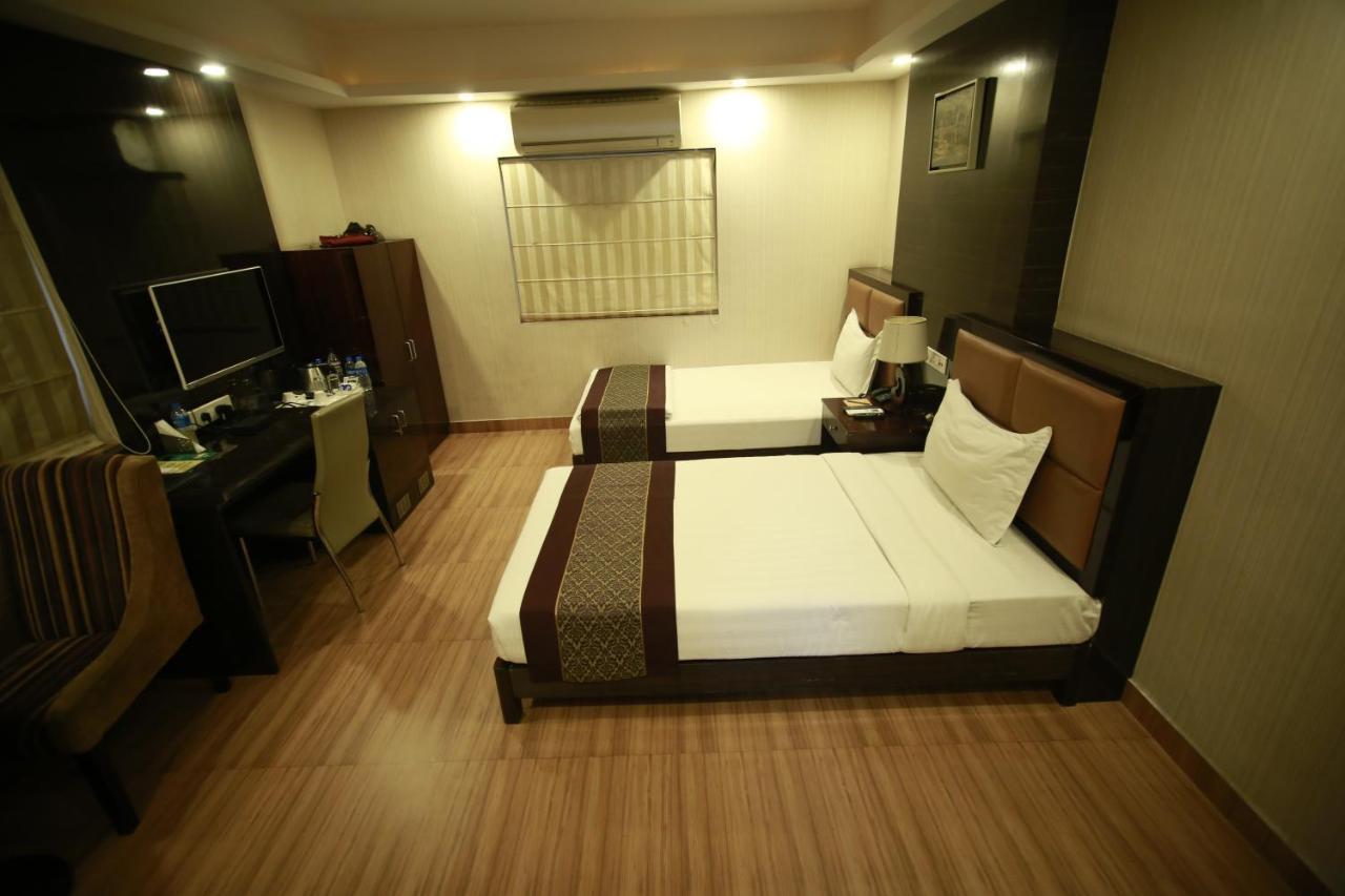Hotel Comfotel Kolkata Bagian luar foto