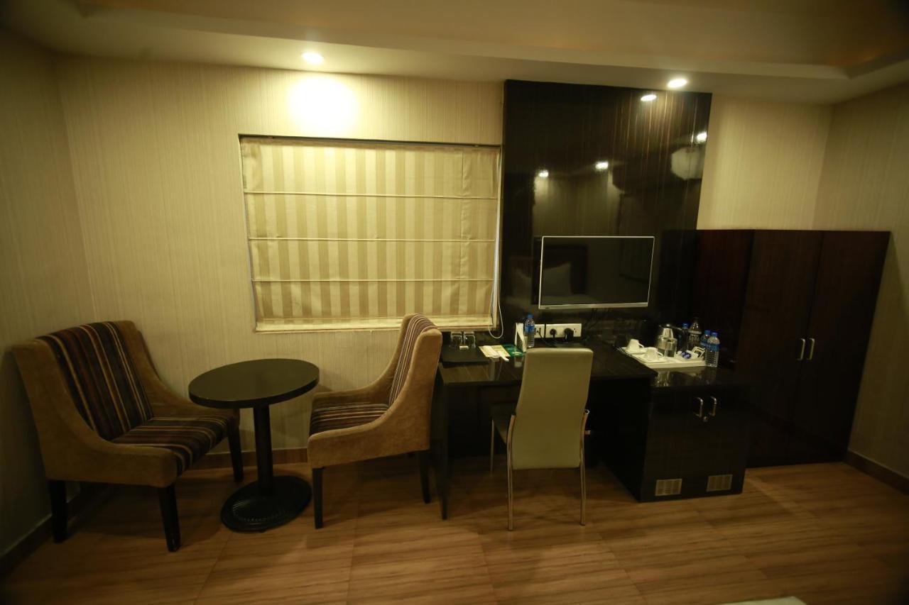 Hotel Comfotel Kolkata Bagian luar foto