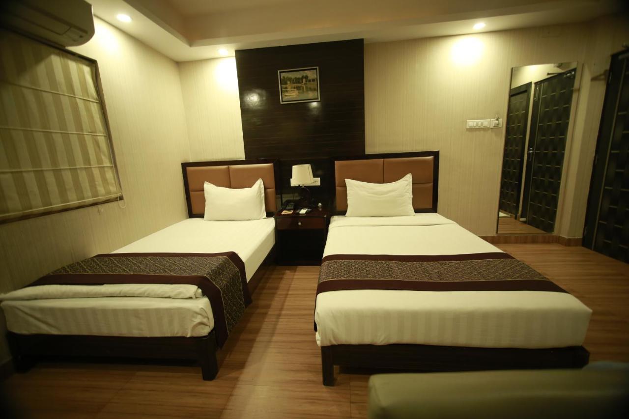 Hotel Comfotel Kolkata Bagian luar foto