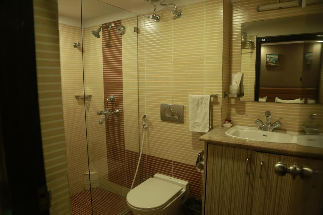 Hotel Comfotel Kolkata Bagian luar foto
