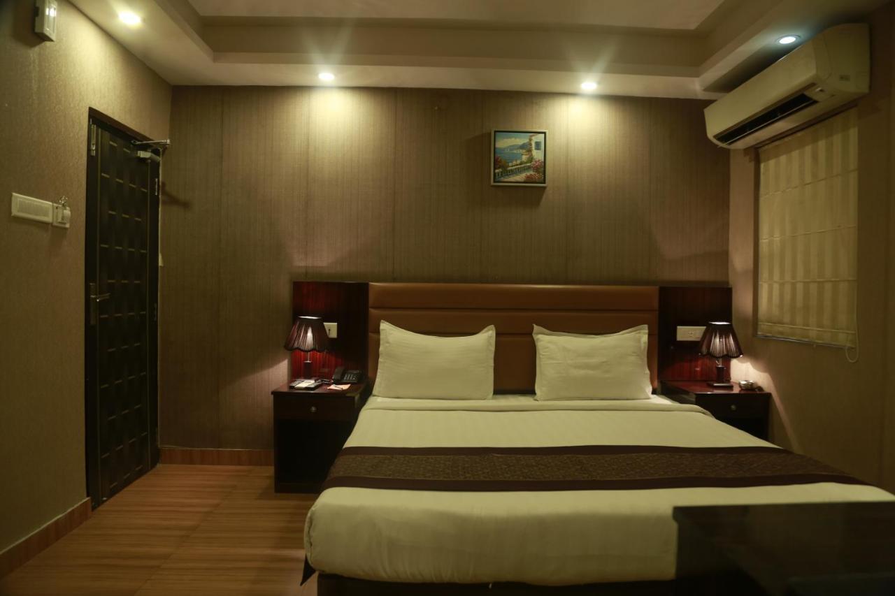 Hotel Comfotel Kolkata Bagian luar foto