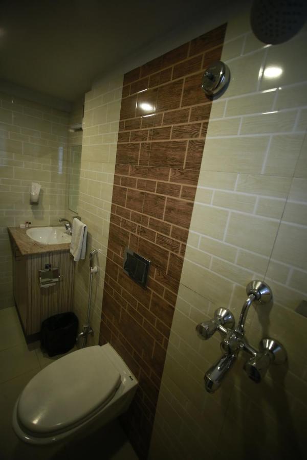Hotel Comfotel Kolkata Bagian luar foto