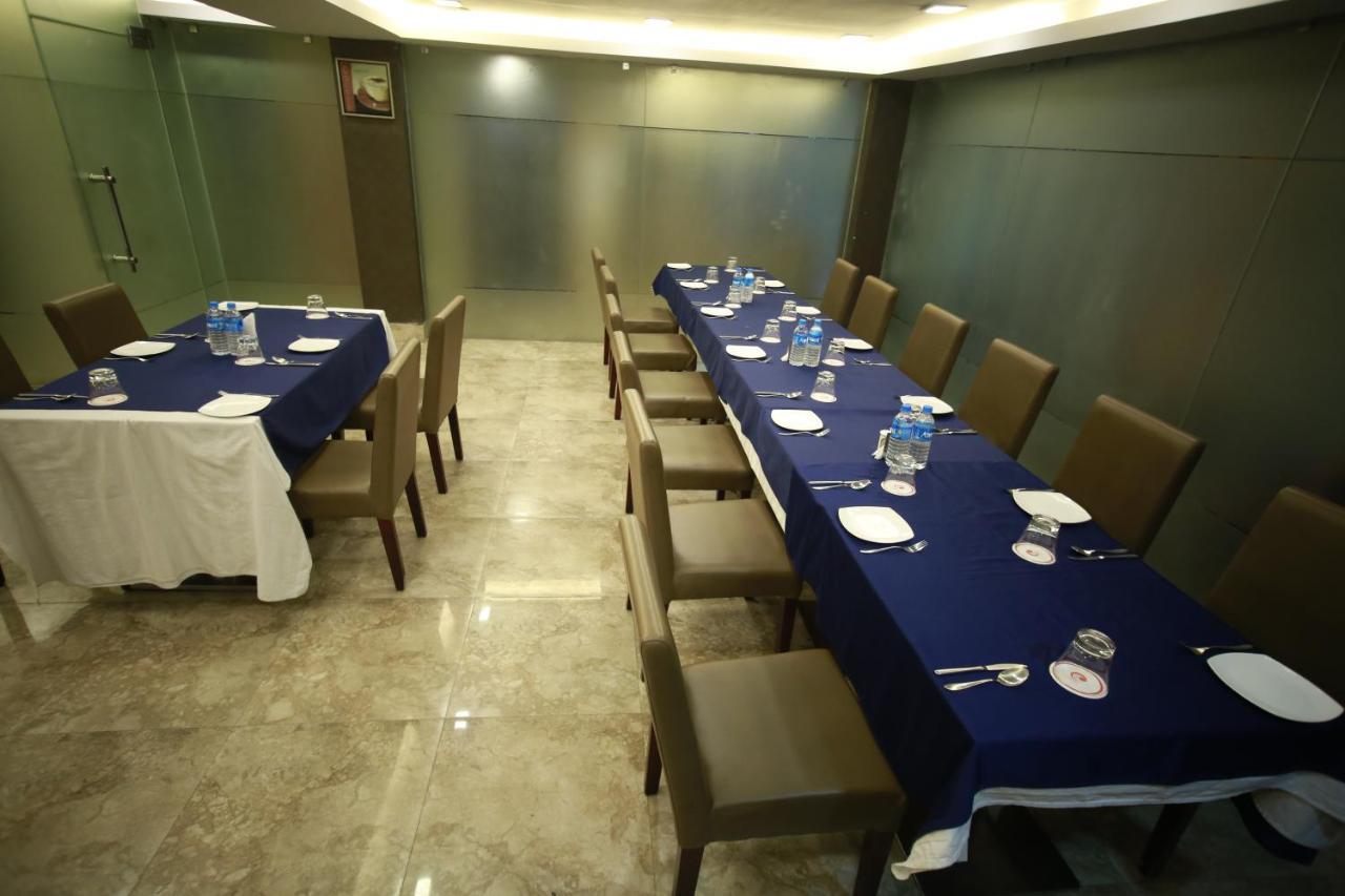 Hotel Comfotel Kolkata Bagian luar foto