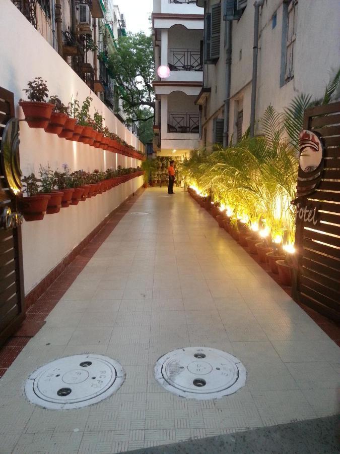 Hotel Comfotel Kolkata Bagian luar foto