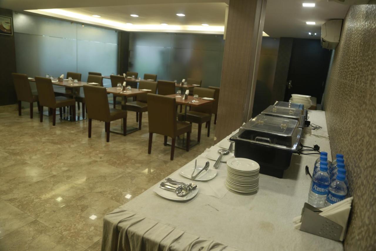 Hotel Comfotel Kolkata Bagian luar foto