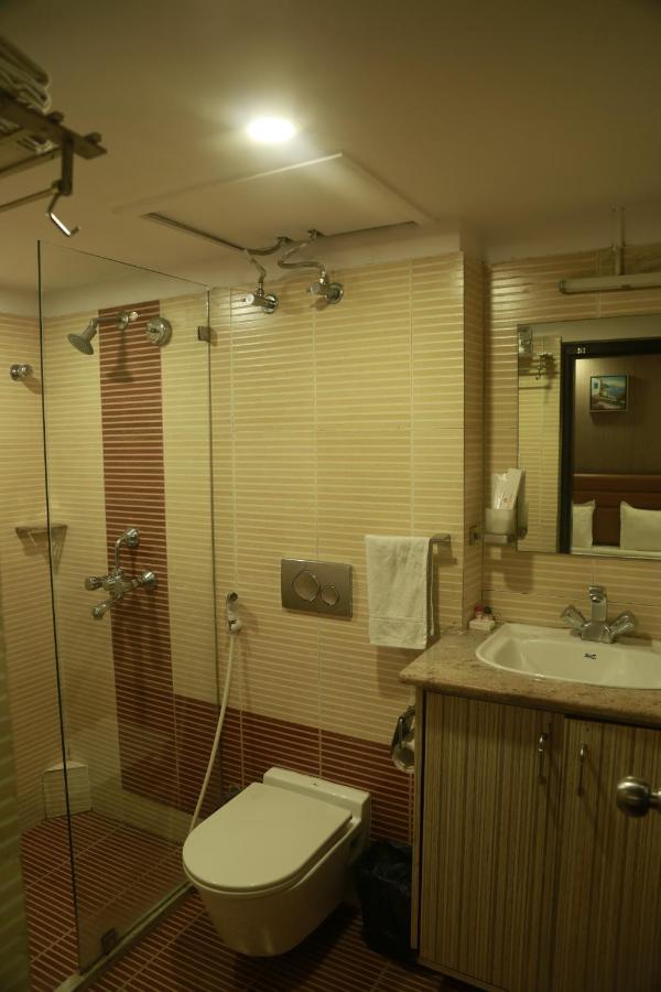 Hotel Comfotel Kolkata Bagian luar foto