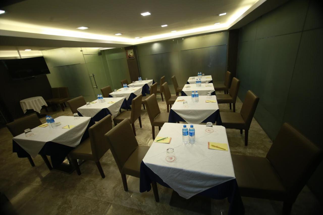 Hotel Comfotel Kolkata Bagian luar foto