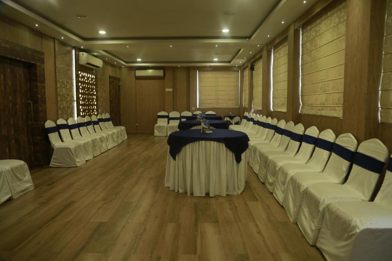 Hotel Comfotel Kolkata Bagian luar foto